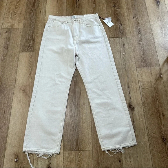 Urban Outfitters BDG Women’s White Distressed Straight Leg Cowboy Jean Sz 32 NWT - Picture 2 of 11